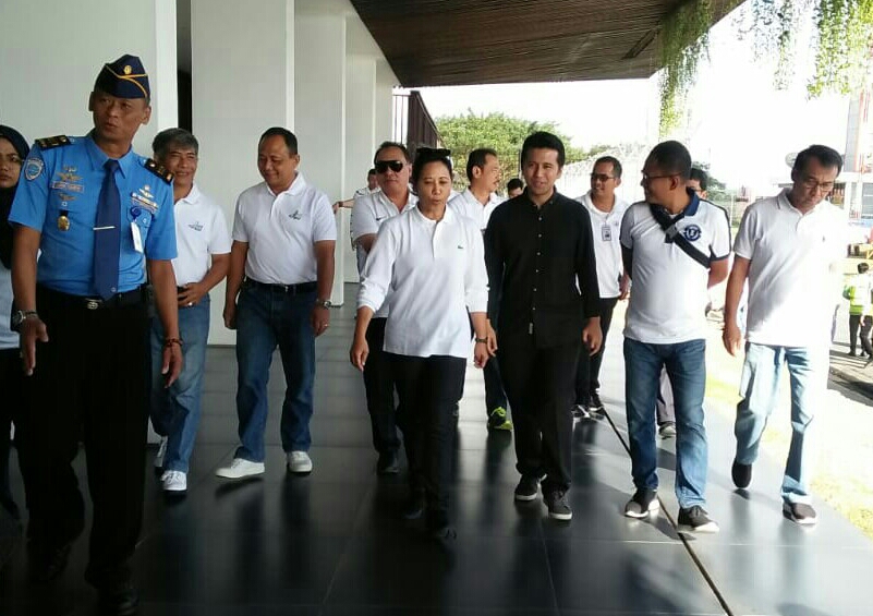 Emil Dardak saat menjemput Menteri BUMN di Bandara Banyuwangi (1/7).