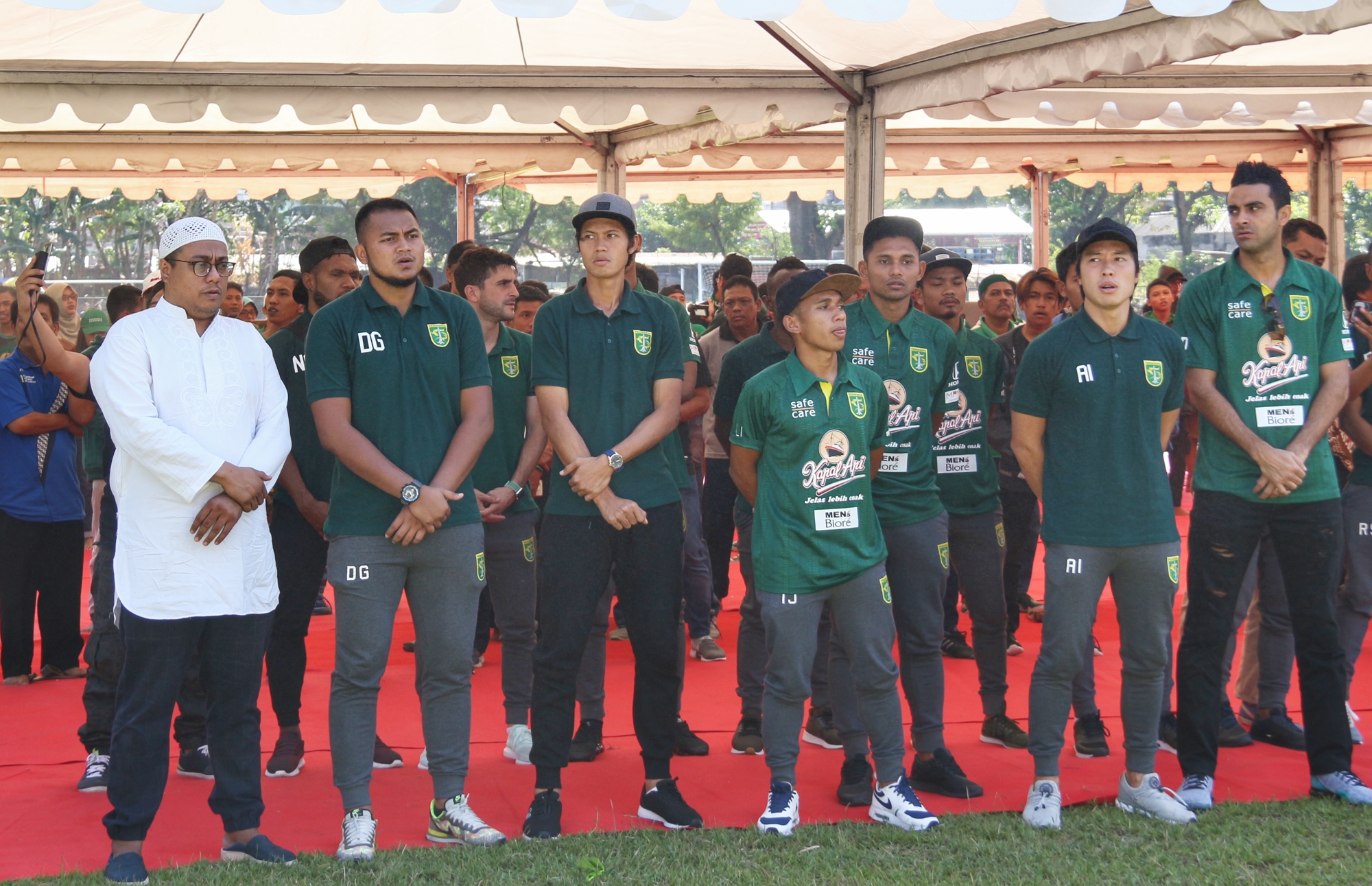 Manajer Persebaya, Choirul Basalamah (kiri) bersama pemain Bajol Ijo. (foto: ngopibareng)