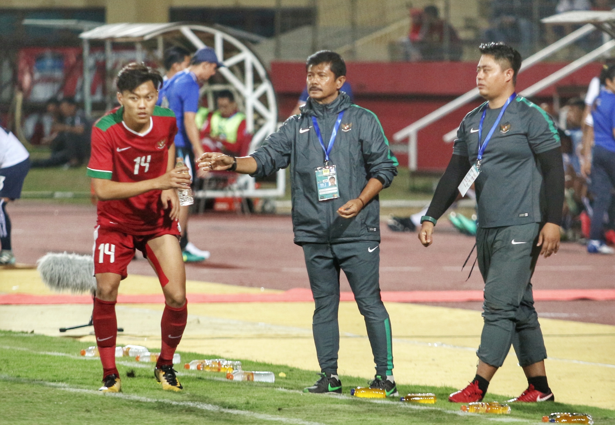 Pelatih Timnas Indonesia U-19, Indra Sjafri (tengah) saat menghadapi Laos dalam Piala AFF di Stadion Gelora Delta Sidoarjo, Minggu 1 Juli 2018. (foto: hrs/ngopibareng)