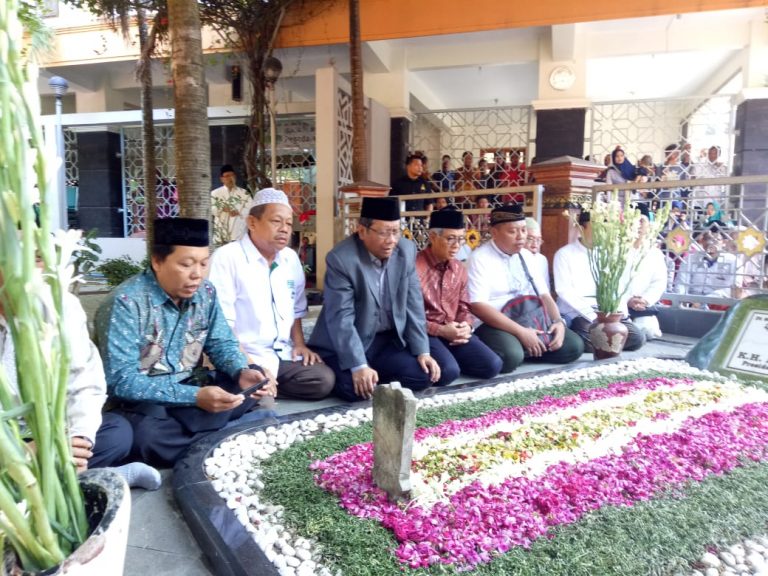 Mahfud MD ziarah ke makam Gus Dur, Minggu, 1 Juli 2018. (foto: ist) 