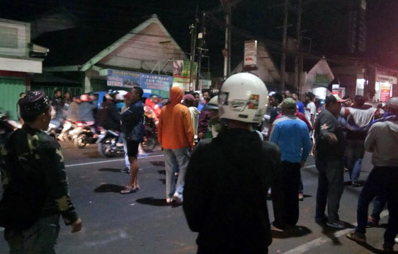 Dua kelompok pemuda yang berasal dari Papua dengan pemuda jalan Dinoyo Malang, tawuran di jalan Dinoyo, Malang, Minggu, 1 Juli 2018 malam. 