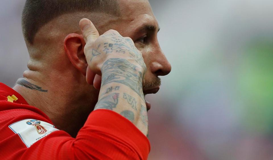 Sergio Ramos dengan model rambut baru saat kalah dari Rusia. foto:afp