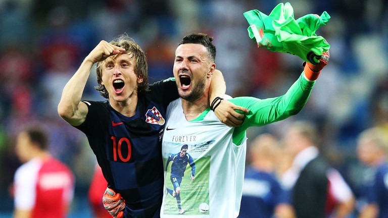 Kiper Subasic dan Modric merayakan kemenangan Kroasia atas Denmark. foto: fifa