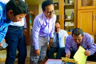 Prof Dr Ir Nuhfil Hanani MS (kanan) sedang menandatangano berkas pertama setelah masuk kantor Rektor Universitas Brawijaya, Senin (2/7/2018). Foto ngopibareng.id