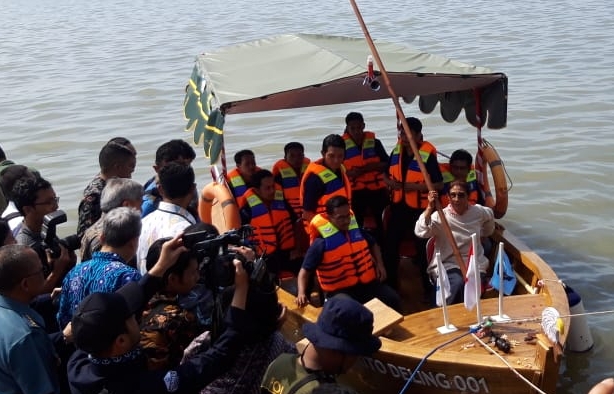 Menteri Kelautan dan Perikanan Susi Peudjiastuti saat Peluncuran dan Uji Coba Laut Baito Deling 001 di Pantai Kenjeran Surabaya, Senin 2 Juli 2018. (foto: ngopibareng)