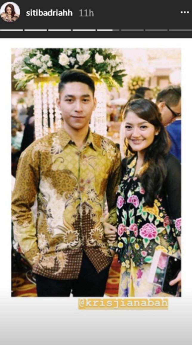 Siti Badriah unggah foto dirinya bersama Krisjiana Baharudin usai menghadiri resepsi pernikahan Adzana Adi Bing Slamet dan Rizky Alatas, Minggu (1/7/2018). foto: instagram/sitibadriah.