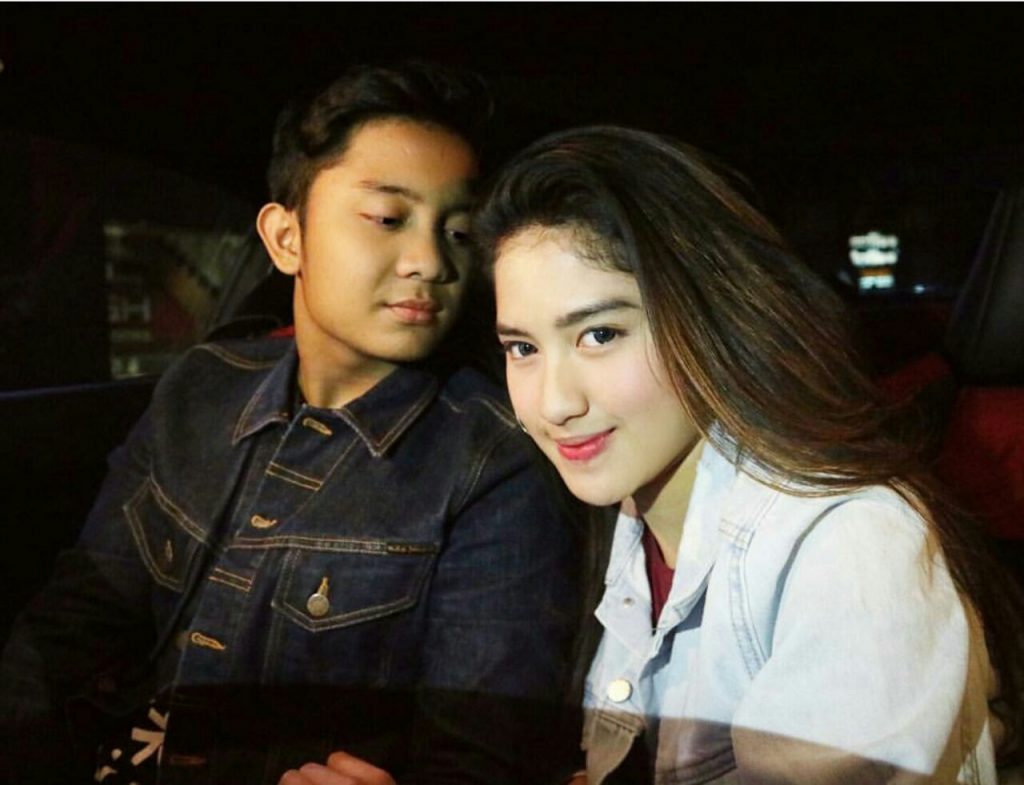 Ochi Rosdiana dengan pacar barunya. Ia bukan dari kalangan artis.