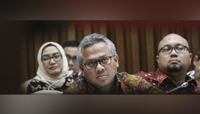 Ketua KPU, Arief Budiman (tengah), didampingi Komisioner KPU Ilham Saputra (kanan) dan Evi Manik (kiri). (Foto: Antara)