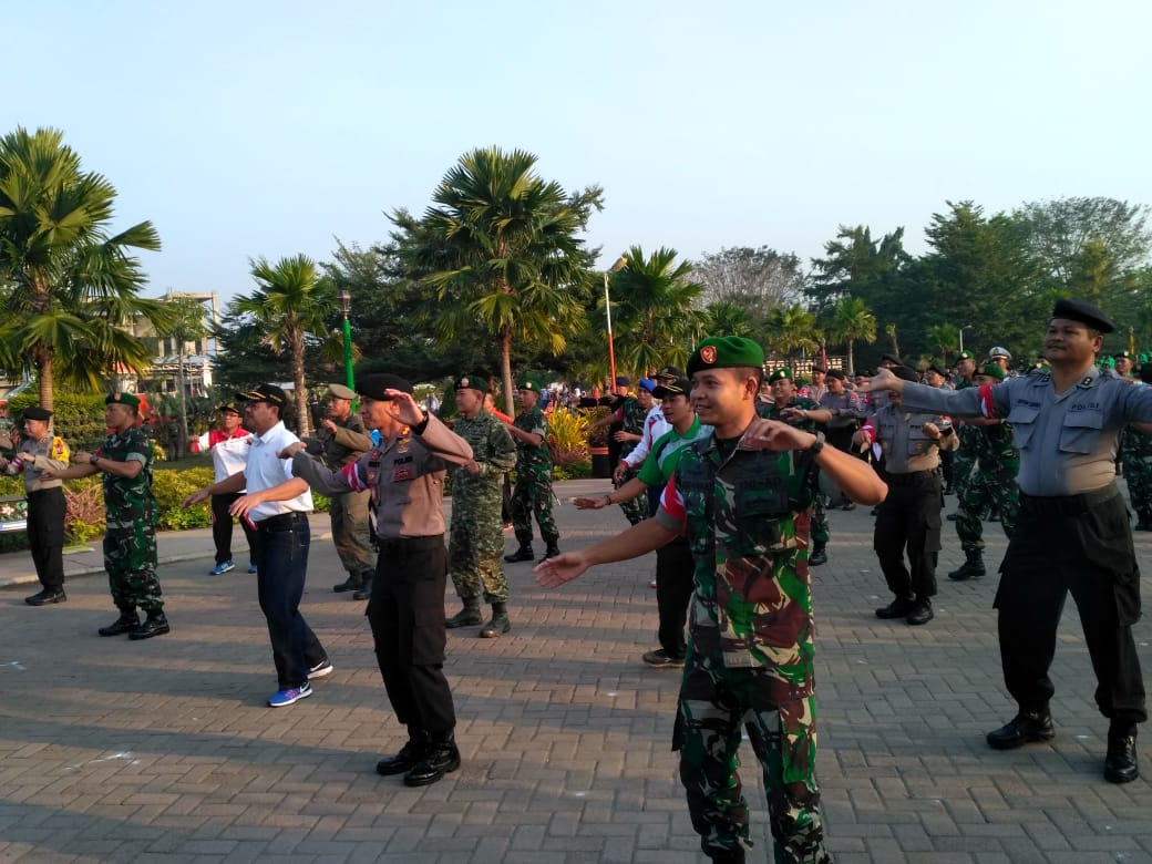 Forkopimda Plus Saat Senam Gemu Famire Ramaikan HUT Bhayangkara Ke-72 DI Alun Alun Kota Mojokerto 