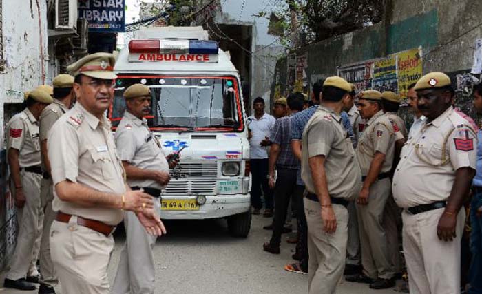 Polisi New Delhi memberi jalan pada mobil ambulan yang mengangkut mayat 11 korban meninggal di New Delhi, hari Minggu 1 Juli kemarin. (foto: afp)