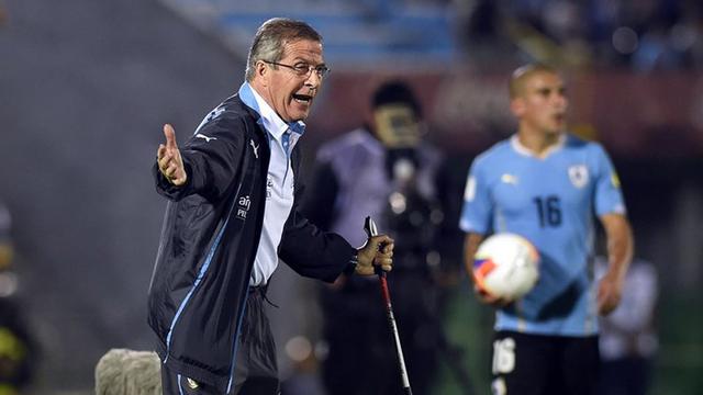 Oscar Tabarez memberikan instruksi dengan dibantu tongkat. 