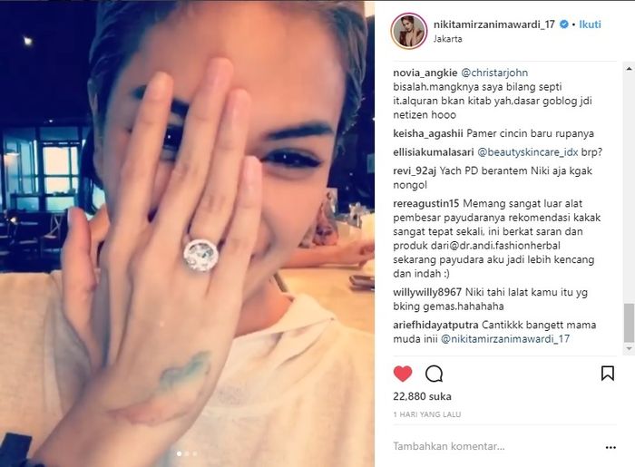Nikita Mirzani pamerkan cincin berlian pemberian Dipo Latief di akun Instagram, @nikitamirzanimawardi_17.