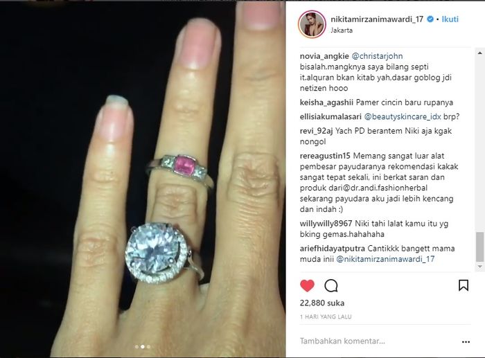Tak cukup sekali, Nikita Mirzani mengunggah ulang foto cincin berliannya di Instagram.