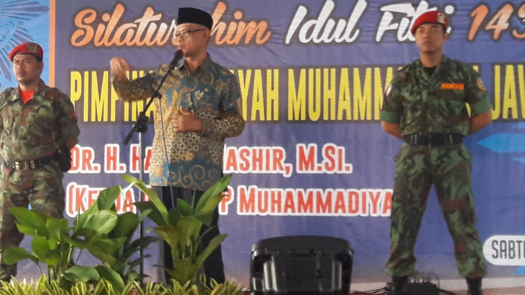 PERSATUAN: Haedar Nashir ketika menyampaikan pesan pada warga Muhammadiyah di Bandung. (foto: ist)