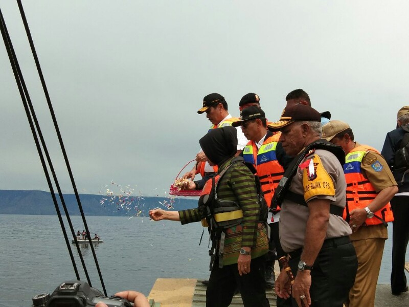 Luhut Binsar Panjaitan Menko Maritim sedang melakukan tabur bunga di Danau Toba. (Foto: Istimewa)