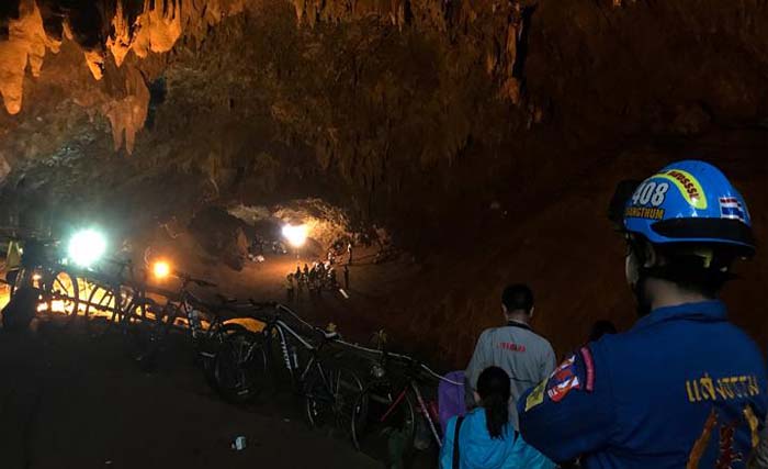 Tim penyelamat berusaha menemukan dan menyelamatkan 13 anggota tim sepakbola lokal Thailand. (foto:reuters)