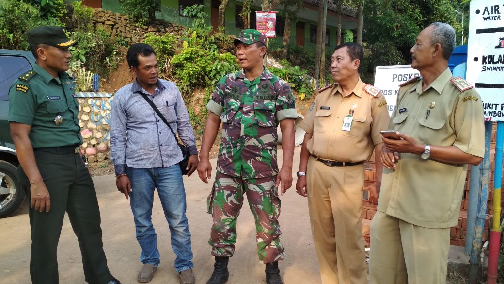 Kasdim 0815 Mayor Inf Nuryakin, S.Sos Bersama Tim Pemkab Mojokerto Saat Meninjau Bakal Lokasi TMMD