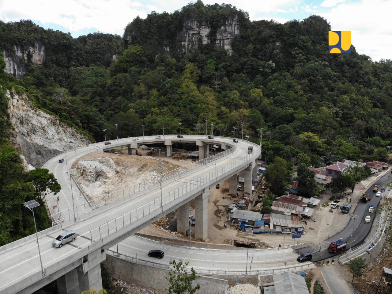 Jalan Layang Maros sepanjang 2,8 km yang berada di Jalan Lintas Tengah Sulawesi Selatan yakni ruas Maros-Bone, dapat selesai sesuai jadwal yakni September 2018. (foto: Dok. PUPR) 