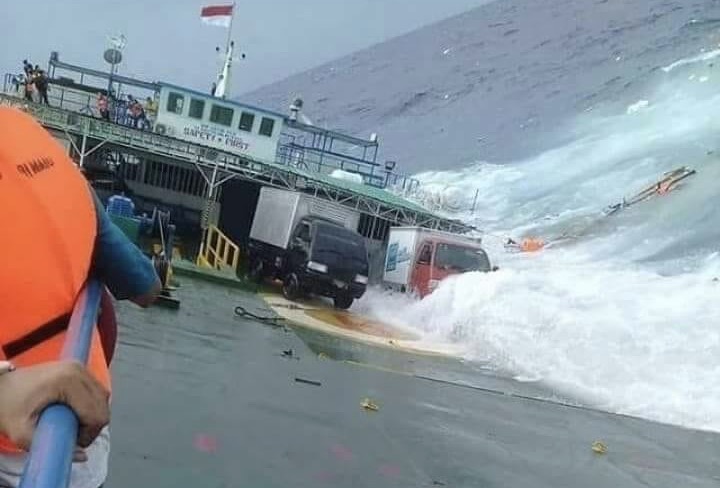 Beberapa kendaraan masuk laut saat KM Lestari Maju terdampar di perairan Selayar (3/7). Foto : BNPB