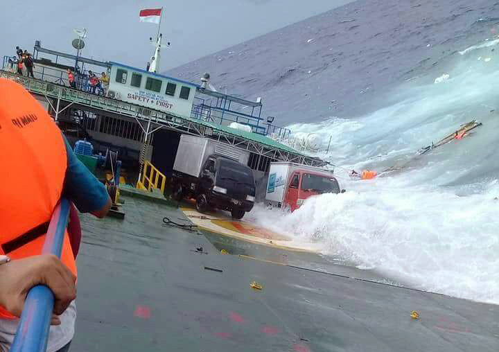 Sejumlah kendaraan yang diangkut KM Lestari Maju tenggelam.