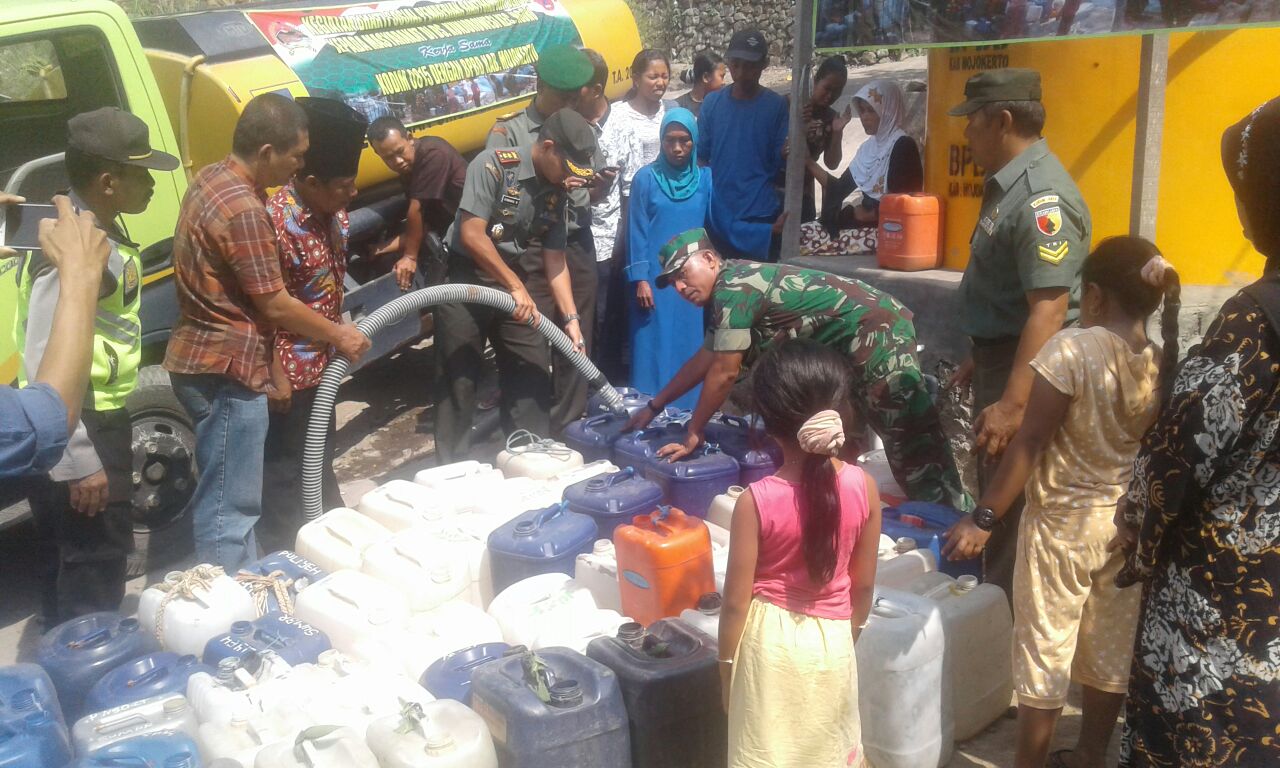 Dandim 0815 Mojokerto Letkol Kav Hermawan Weharima, SH Saat Mendistribusikan Bantuan Air Bersih 