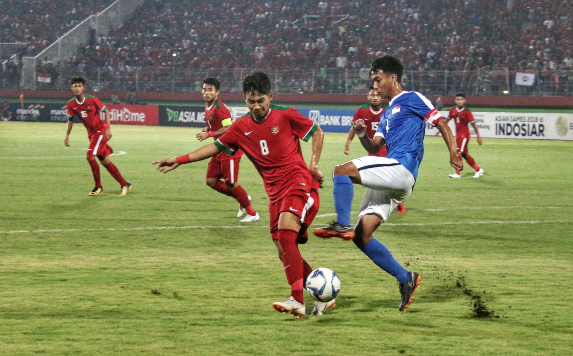 Pemain Timnas Indonesia U-19, Witan Sulaeman saat berduel dengan pemain Singapura, Selasa 3 Juli 2018. (foto: hrs/ngopibareng)