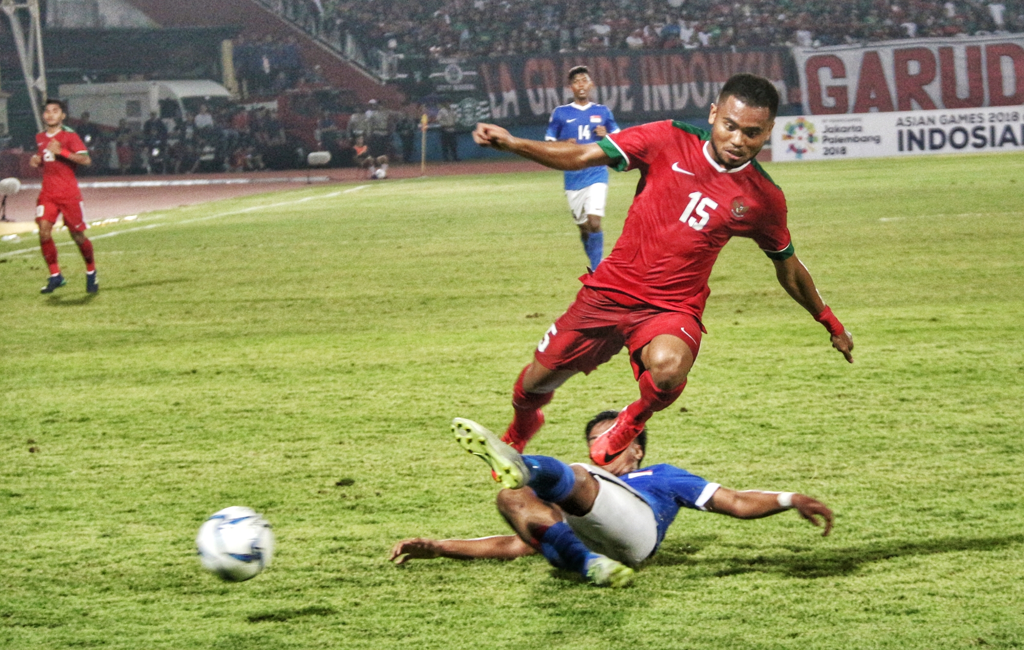 Pemain Timnas Indonesia U-19, Saddil Ramdani saat melewati pemain Singapura, Selasa 3 Juli 2018. (foto: hrs/ngopibareng)