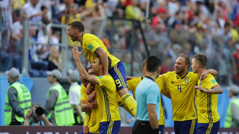 Selebrasi Swedia usai lolos ke perempat final. foto: fifa