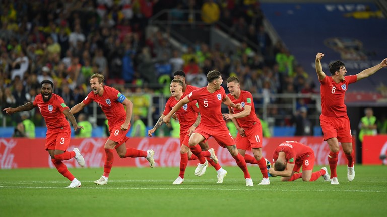 Pemain Inggris histeris usai menang adu penalti.