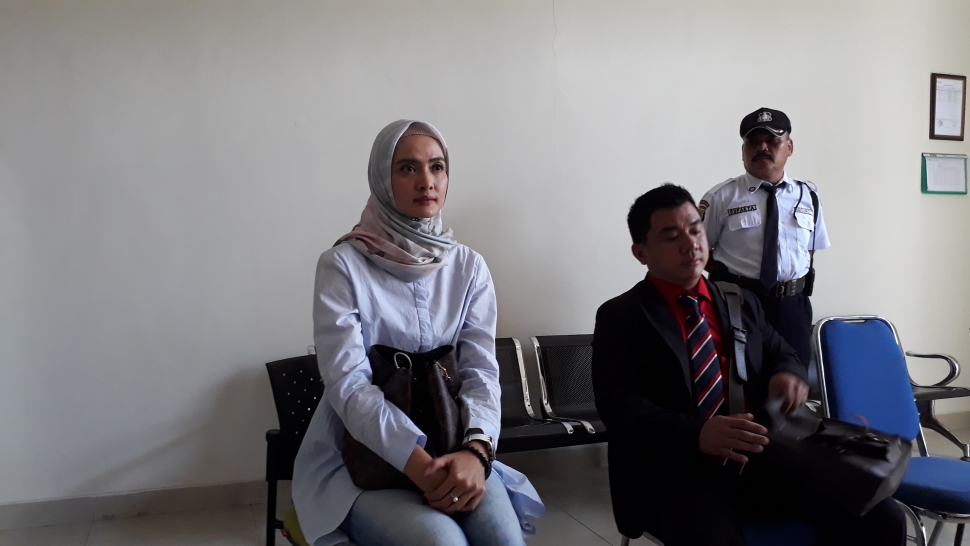 Ade Maya didamping kuasa hukum Agus Setiawan selama sidang cerai terhadap Ibnu Jamil.