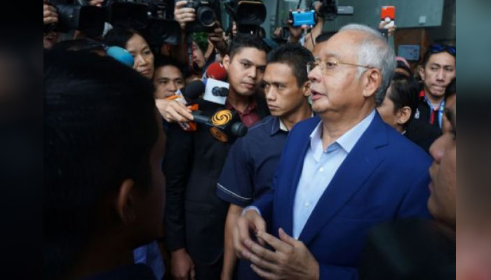 Mantan Perdana Menteri Malaysia Najib Razak memberikan keterangan kepada wartawan seusai diperiksa Suruhanjaya Pencegahan Rasuah Malaysia (SPRM) di Putrajaya, Malaysia, Selasa 22 Mei 2018. Najib diperiksa lebih kurang empat jam terkait SRC International Sdn Bhd dan dana RM 2,6 Miliar yang masuk rekening pribadinya. (Foto: Antara)