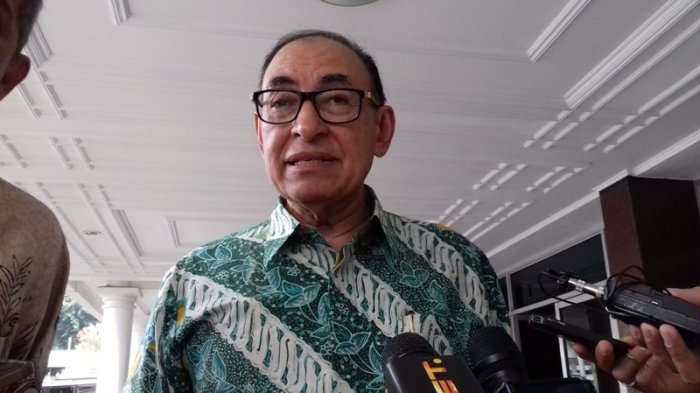 PENJELASAN: Prof. Dr. Alwi Shihab, MA Staf Khusus Presiden Urusan Timur Tengah dan OKI pada wartawan. (foto: dok ngopibareng.id)