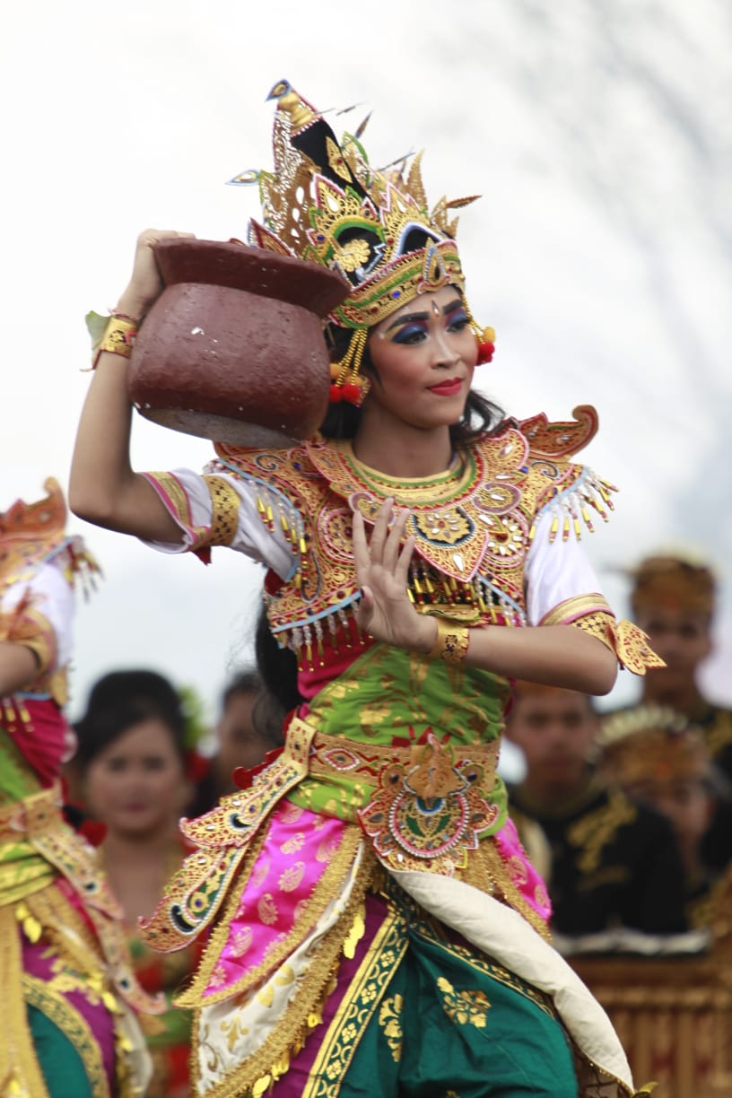 Jangan tanya tari apa, tapi datang saja langsung untuk menyaksikan. foto:kemenpar