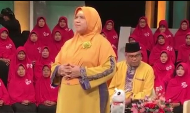 MINTA MAAF: Mamah Dedeh ketika menyampaikan permintaan maaf di televisi. (foto: ngopibareng.id)