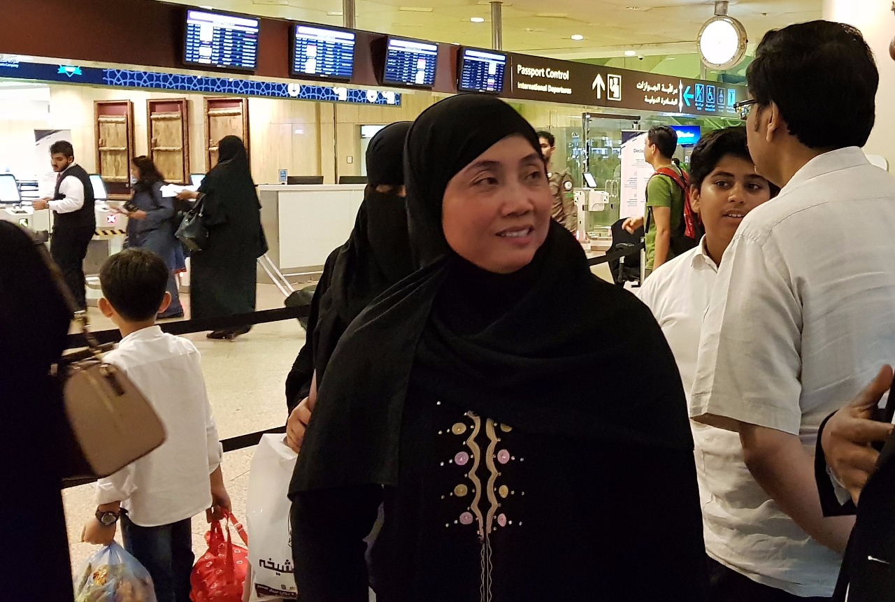 Nurkoyah, WNI asal Karawang di Bandara Dammam menjelang terbang ke Indonesia setelah lolos dari hukuman mati di Arab Saudi. (Foto: Istimewa)