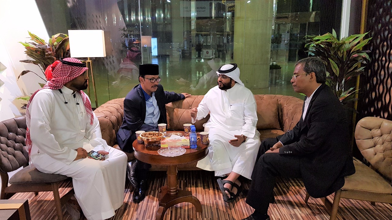 Dubes RI, Atase Hukum KBRI dan Pengacara Mish'al Shareef di Bandara Dammam Arab Saudi menjelang keberangkatan Nurkoyah ke Indonesia. (Foto: Istimewa)