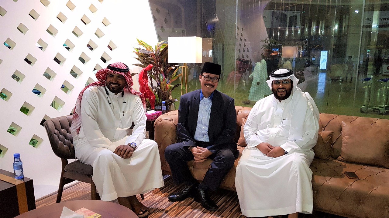 Pengacara Mish’al Al Shareef yang mendampingi kepulangan Nurkoyah berbincang dengan Dubes RI menjelang keberangkatan di Bandara Dammam Saudi. (Foto: Istimewa)