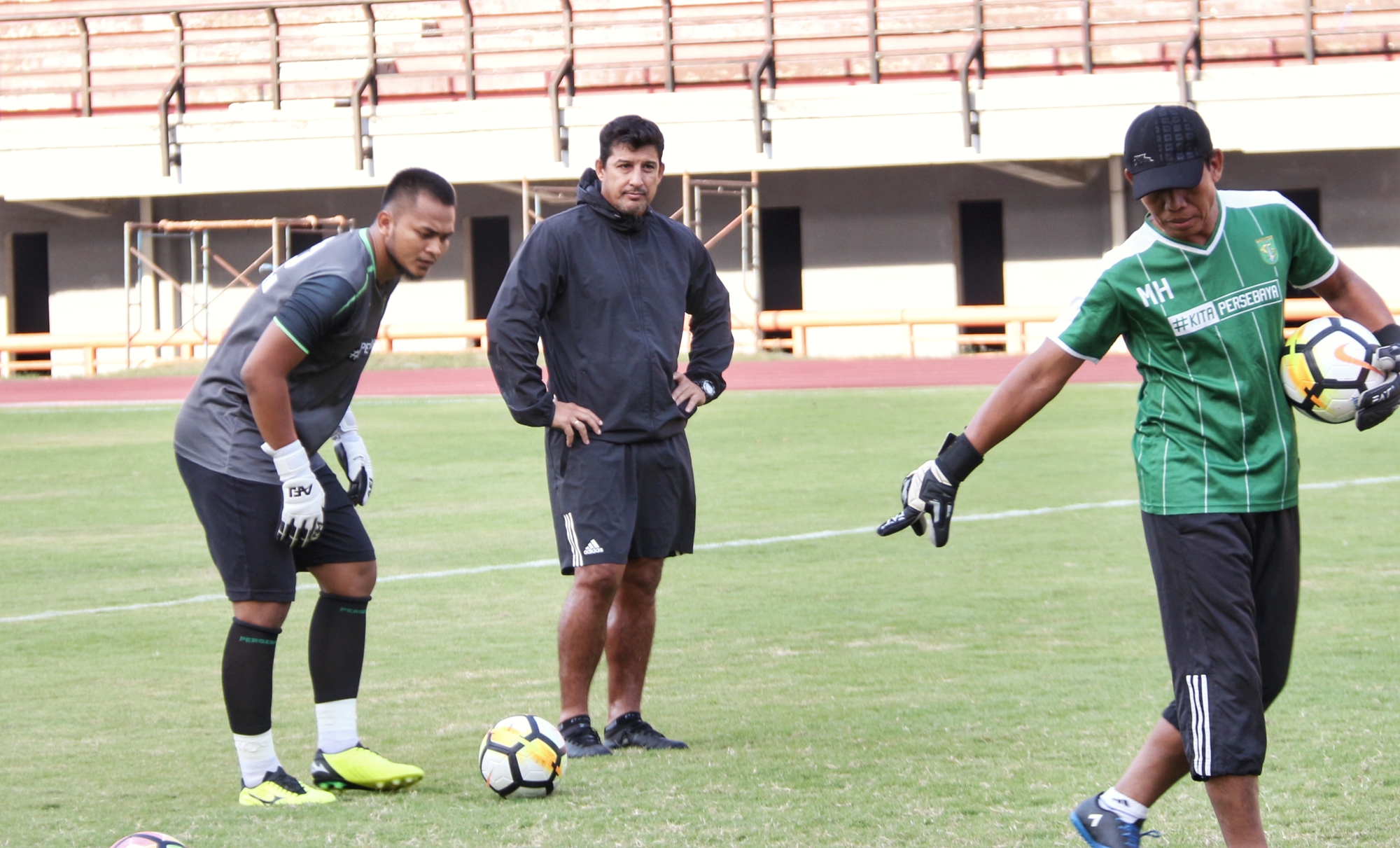 Pelatih Persebaya, Angel Alfredo Vera (tengah) saat pimpin latihan di Stadion Gelora Bung Tomo. (foto: hrs/ngopibareng)