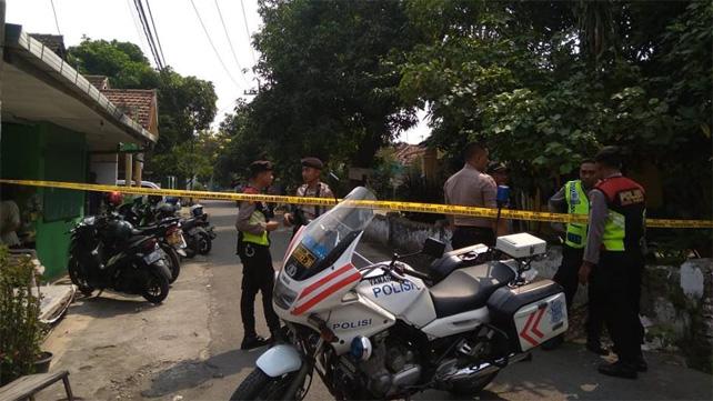 Lokasi ledakan di kawasan Kelurahan Pogar, Bangil, Pasuruan. Polisi berjaga. Foto: Istimewa