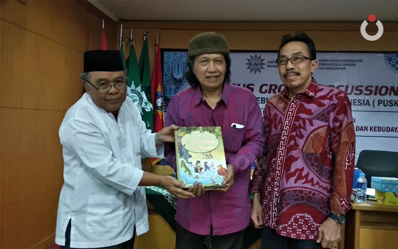 AKSELERASI: Cak Nun bersama Syukriyanto AR, Ketua Lembaga Seni Budaya dan Olahraga (LSBO) PP Muhammadiyah. (foto: muhammadiyah.or.id)