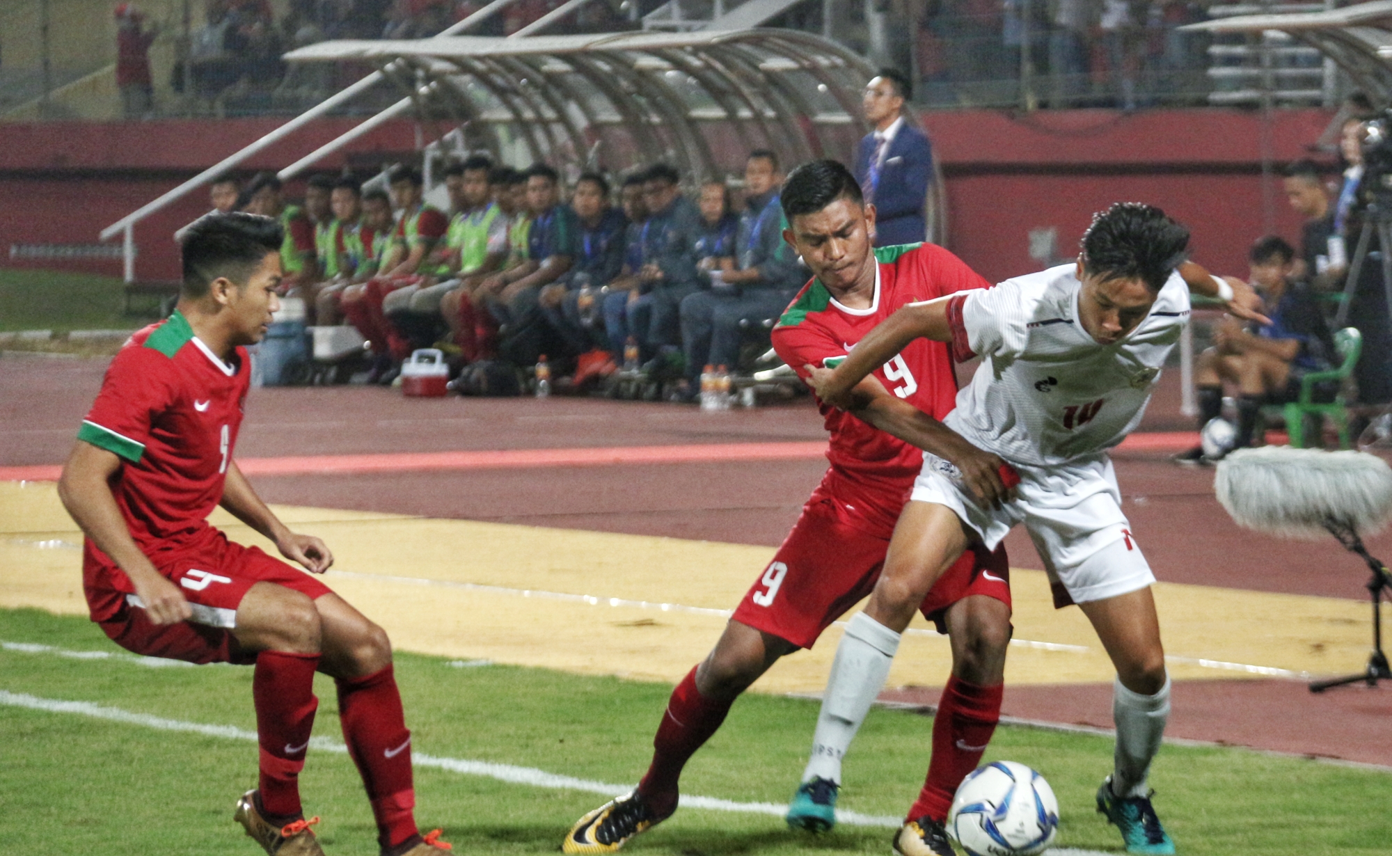 Pemain Timnas Indonesia U-19, M Rafli saat berduel dengan pemain Philippina, di Piala AFF, Kamis 5 Juli 2018. (foto: hrs/ngopibareng)