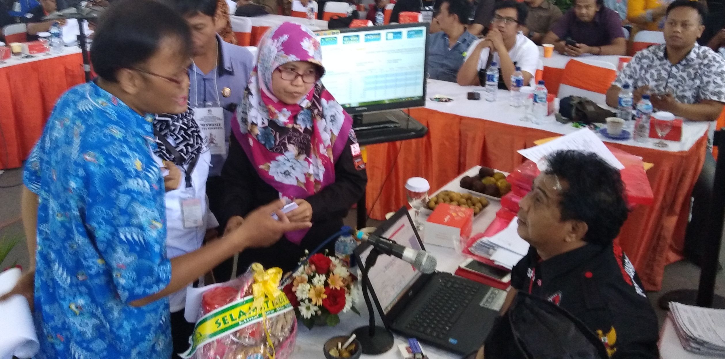 Ketua Badan Saksi Nasional Pemilu (BSNP) DPC PDIP Surabaya Sukadar (kanan bawah), saat di Rapat Pleno Rekapitulasi Perhitungan Suara di KPU Surabaya, Kamis, 5 Juli 2018. (foto: farid/ngopibareng.id) 