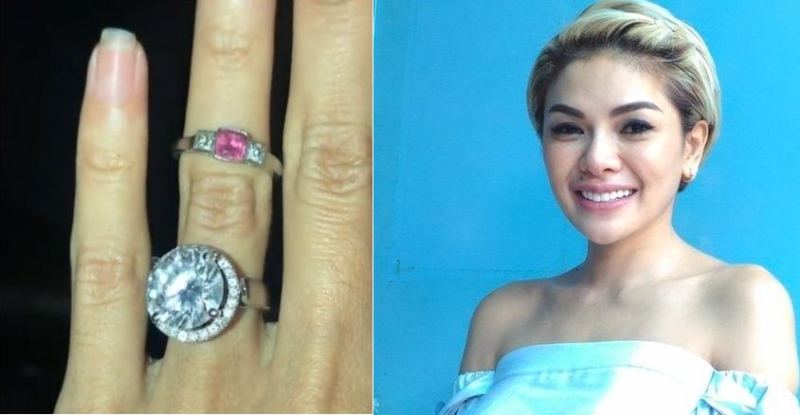 Nikita Mirzani pamer cincin berlian di jari manisnya.