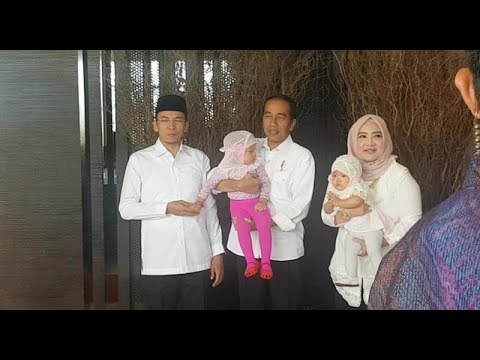 Presiden Jokowi menggendong putri TGB.