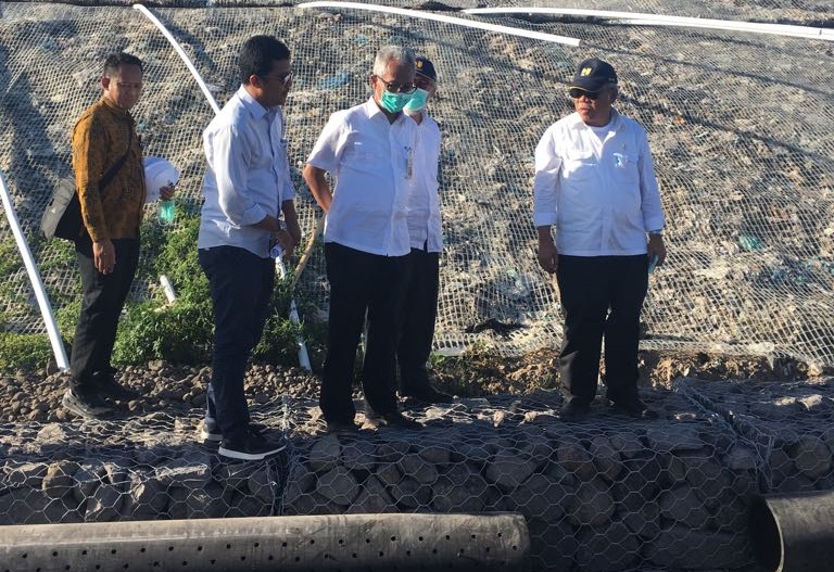 Menteri Pekerjaan Umum dan Perumahan Rakyat (PUPR) Basuki Hadimuljono didampingi Direktur Jenderal Cipta Karya Sri Hartoyo meninjau progres revitalisasi Tempat Pemrosesan Akhir (TPA) Regional Sarbagita Suwung, Denpasar, Kamis, 5 Juli 2018. (Foto: Dok. PUPR)