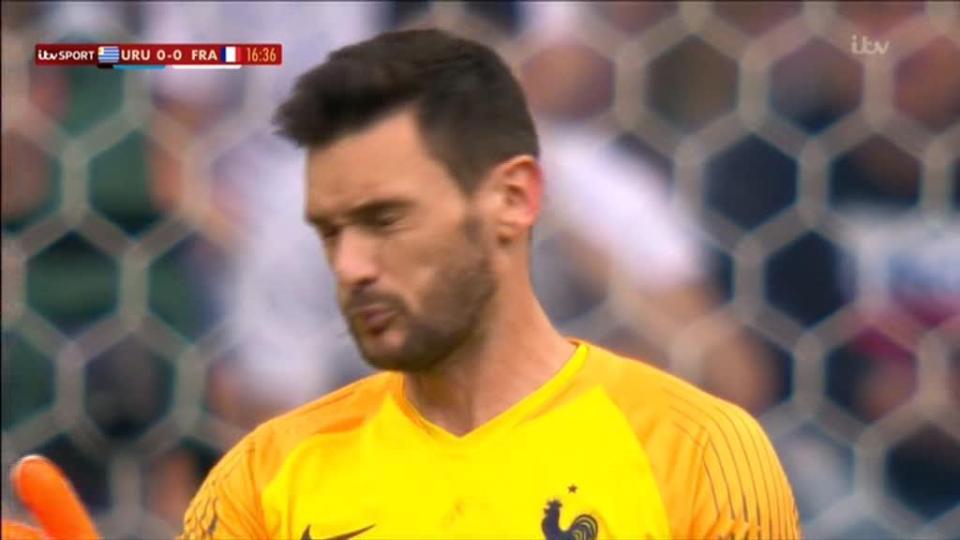 Kiper Perancis Hugo Lloris saat memuntahkan hewan 