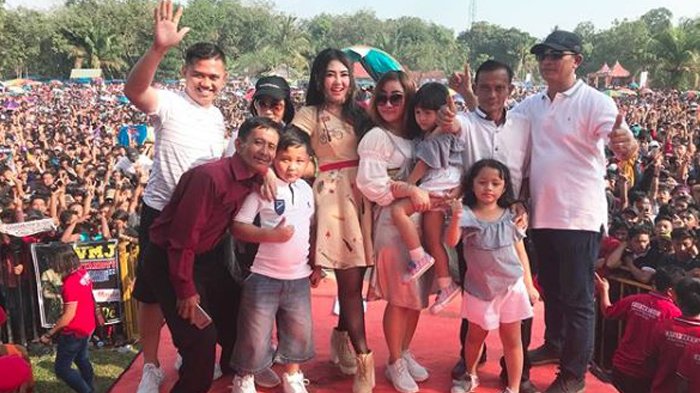 Via Vallen foto bersama keluarga yang punya hajatan.