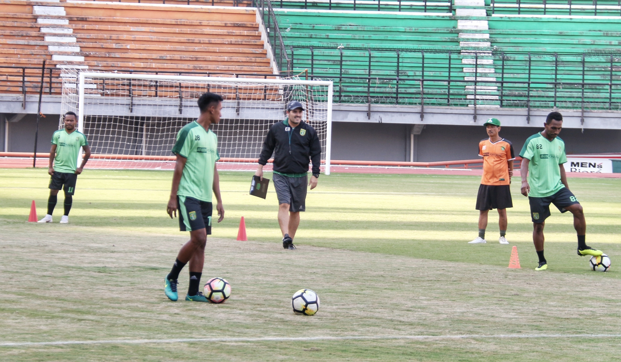 Tim Persebaya saat latihan di GBT. (foto: hrs/ngopibareng)