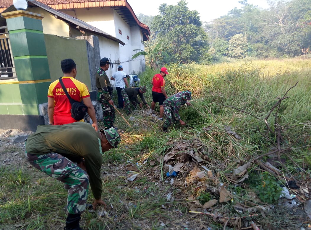 TNI - Polri Bersinergi Dengan Masyarakat Karya Bakti Di Desa Ngingasrembyong Kecamatan Sooko, Kabupaten Mojokerto