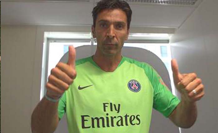 Gianluigi Buffon dengan kostum Paris Saint Germain (PSG) usai menandatangani kontrak setahun di markas PSG Paris, Perancis, hari Jumat 6 Juli kemamrin. (foto: psg)